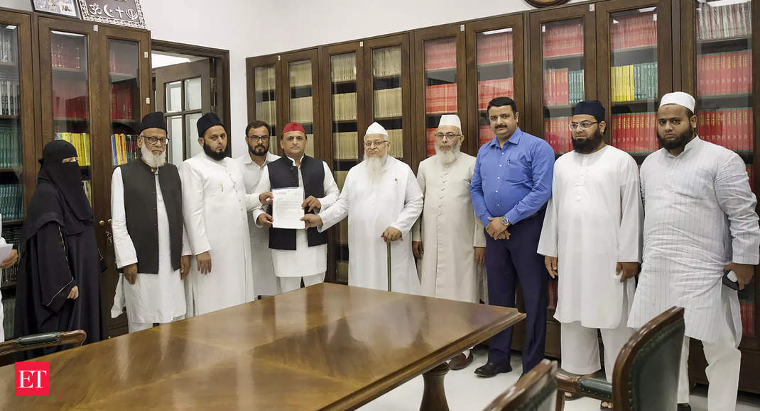 A meeting against UCC: Akhilesh Yadav meets All India Muslim Personal Law Board chief