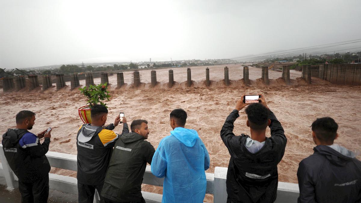 Monsoon Rains and Floods: Houses Collapse in Jammu and Kashmir, Rise in River Water Levels in Uttarakhand, Orange Alert for Mumbai, and Yamuna Water Level Breaches Danger Mark in Delhi