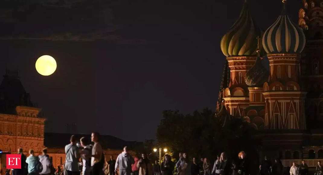 Mesmerising Snaps of the Rare Super Blue Moon