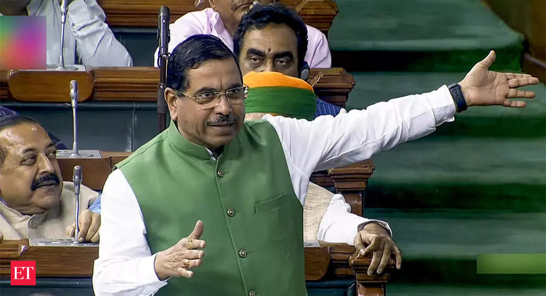 Parliamentary Affairs Minister accuses Sonia Gandhi of politicizing Parliament