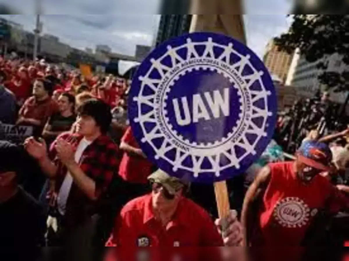 United Autoworkers Strikes Spread to Chicago and Lansing as 7,000 More Workers Join the Picket Line