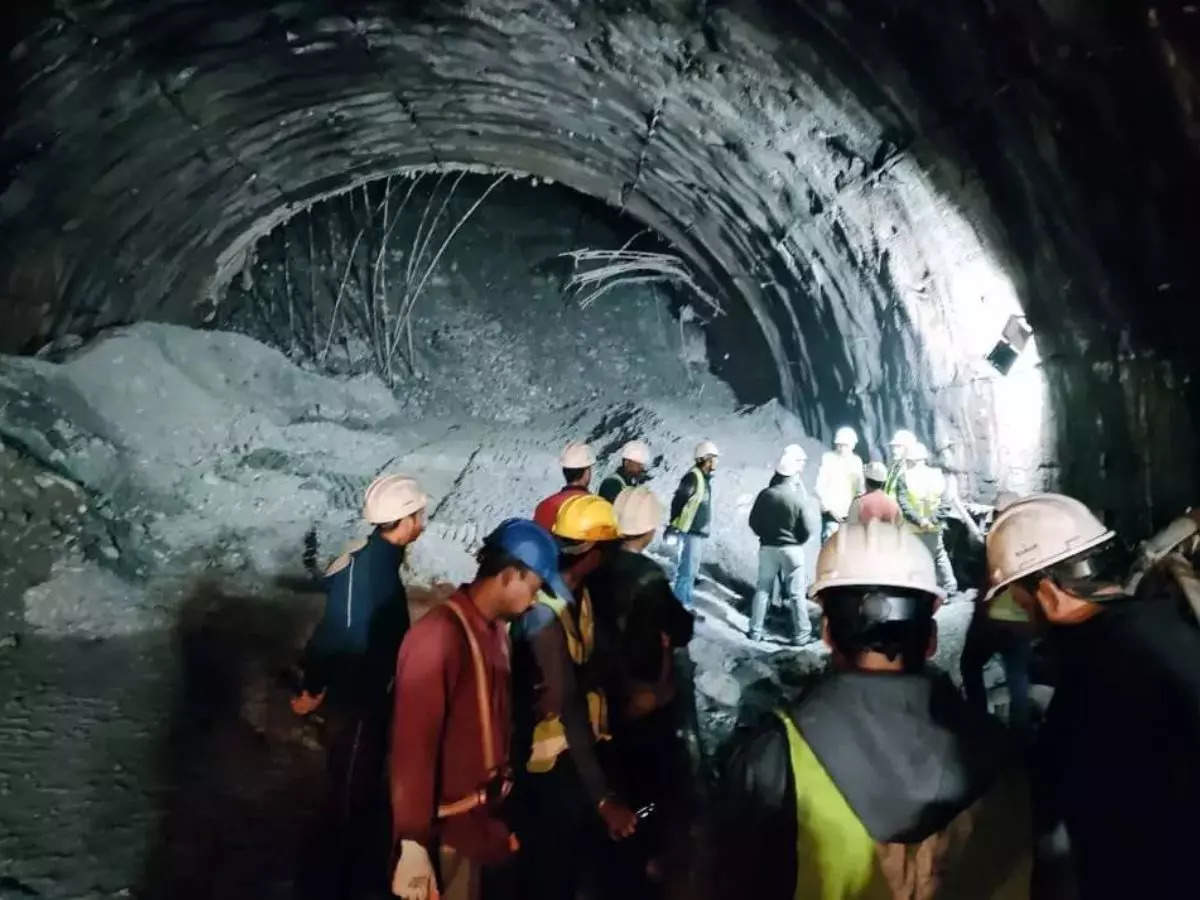 Rescue Workers Send Medicine to Tunnel Workers Trapped for Four Days