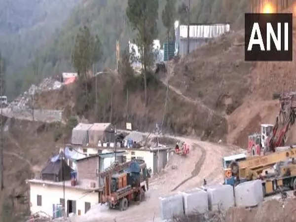 Repairing Cracked Platform in Silkyara Tunnel Brings Hope for Trapped Workers