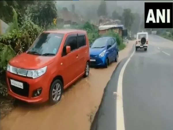 Tamil Nadu Faces Heavy Rainfall, Schools Closed and Traffic Disruptions