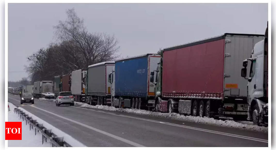 Lorries start crossing border after Polish farmers end blockade, Kyiv says