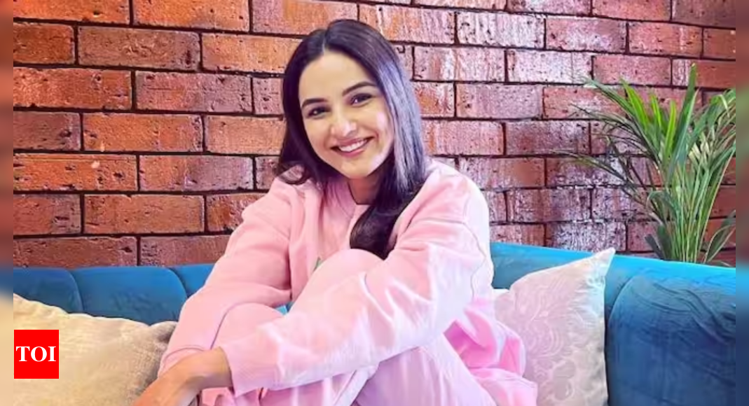 Jasmin Bhasin slams airline for her worst flight experience while flying to Jammu