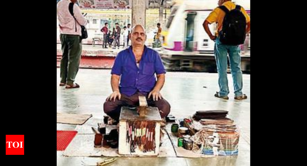 Shoeshine Worker Hopes for a Smooth 2024