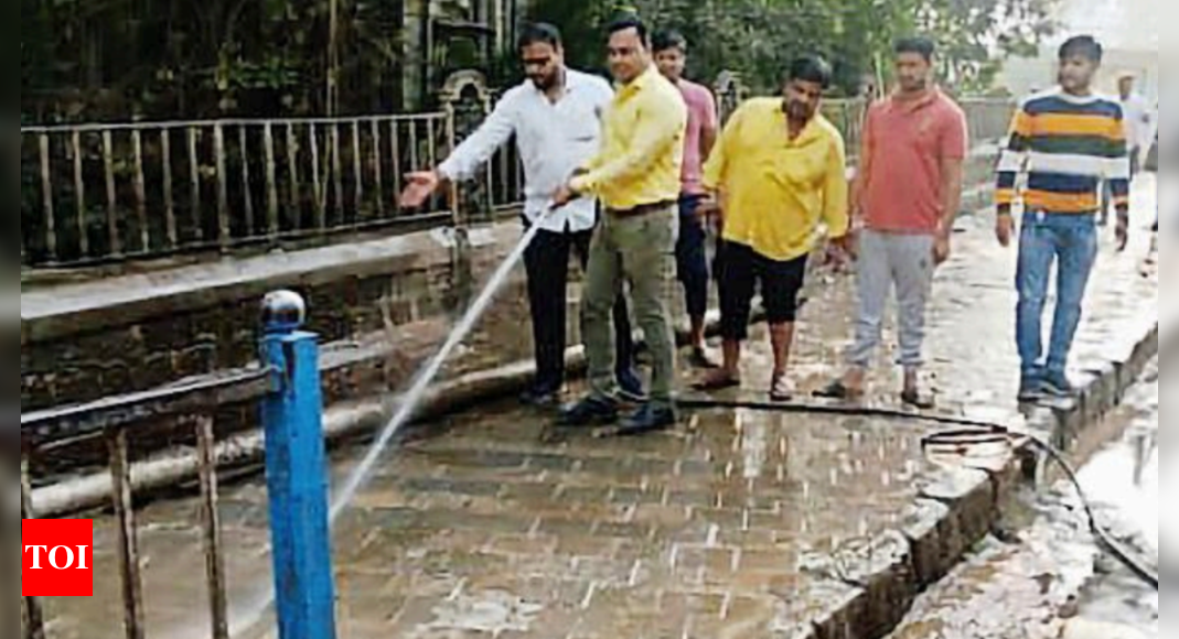 Vegetable vendors help BMC deep clean Dadar