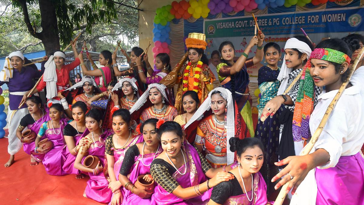 Students of Visakha Government Women’s College Celebrate Freshers’ Day with Traditional Dance