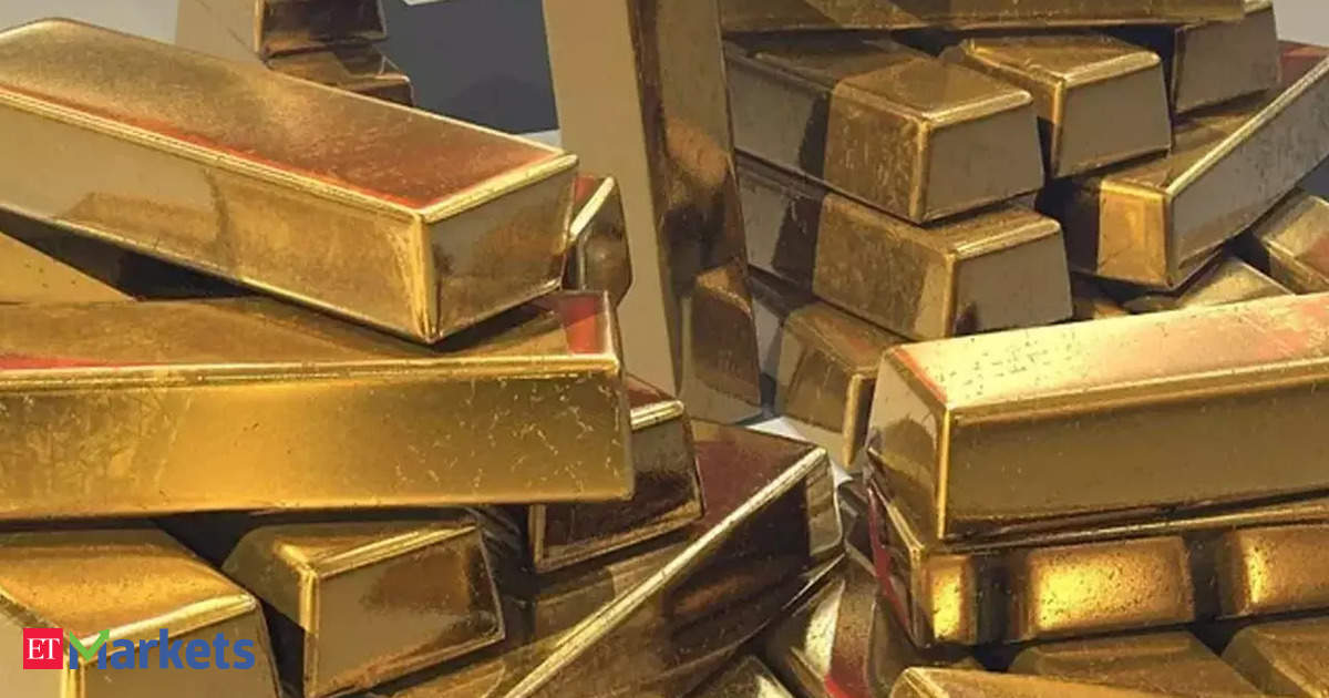 Gold Rises as Safe-Haven Demand, Rate Cut Bets Keep Prices Elevated