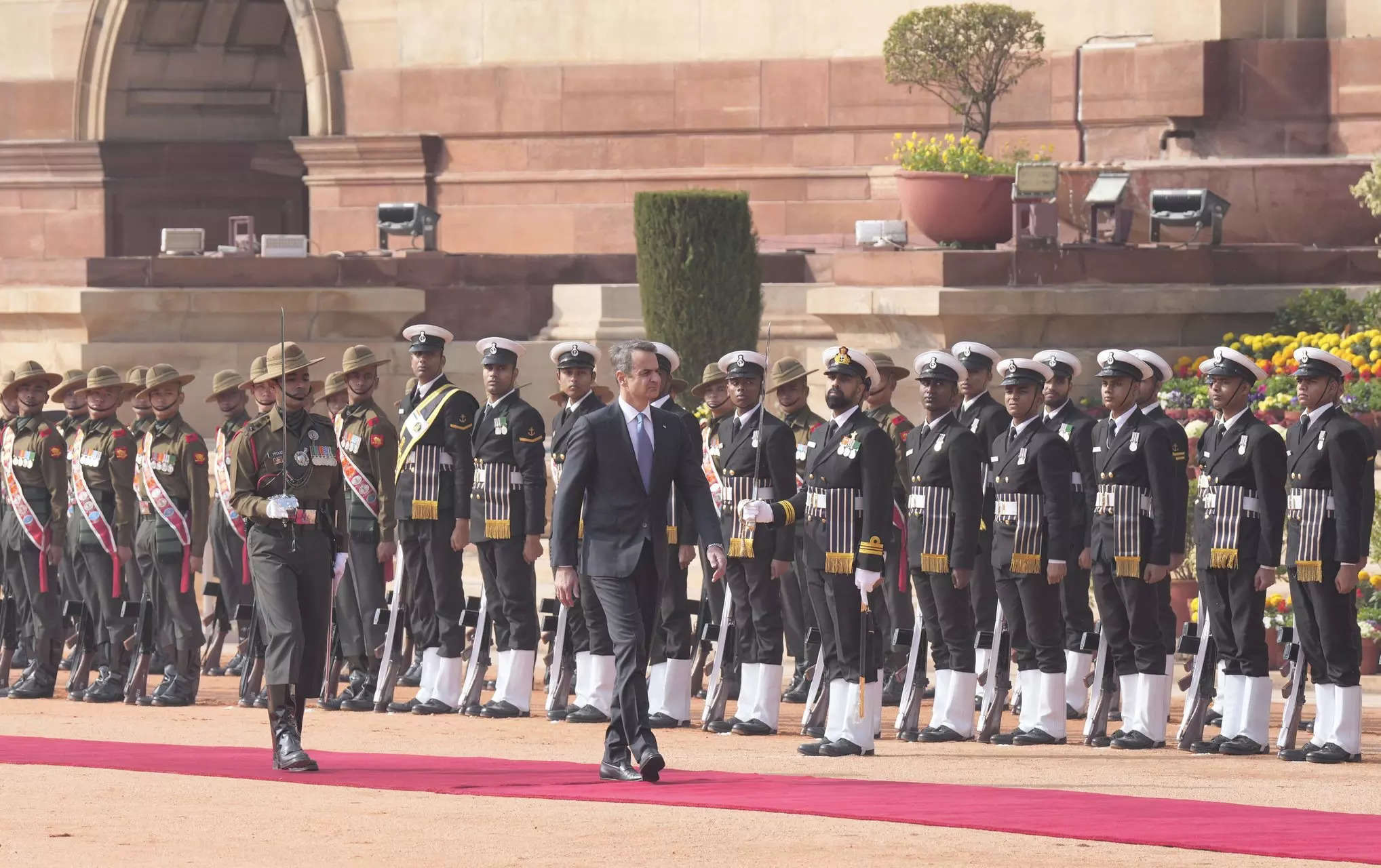 Greek PM Kyriakos Mitsotakis Meets Indian PM and Receives Guard of Honour in India