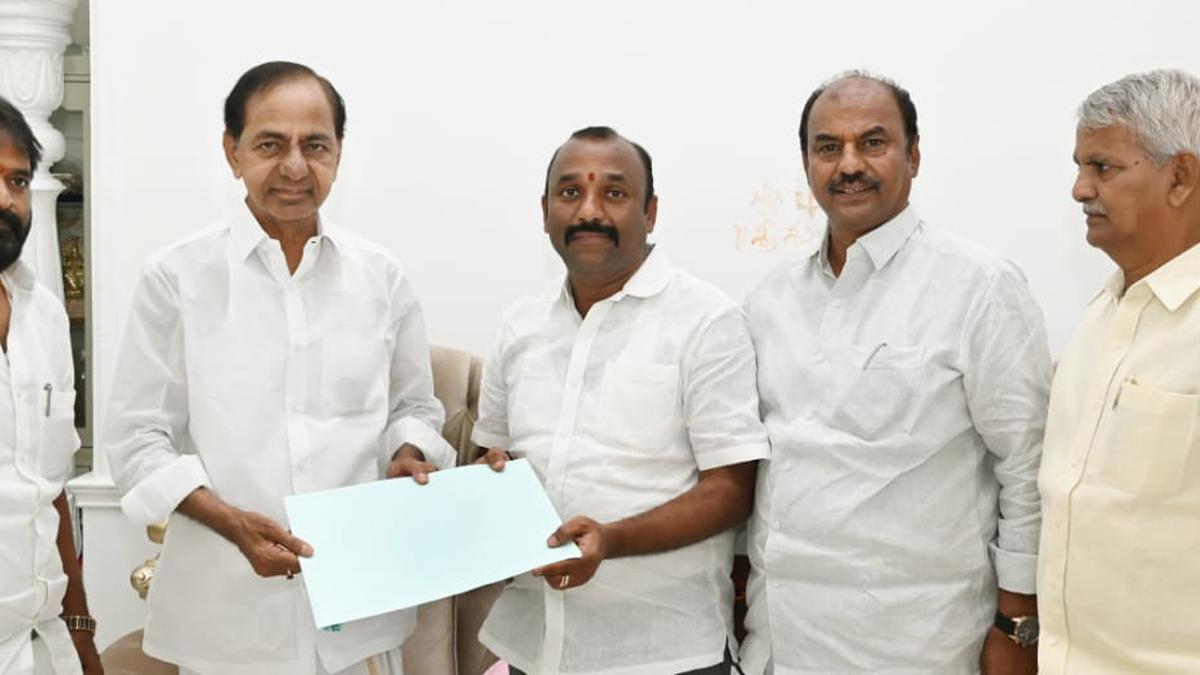 BRS Chief K.Chandrasekhar Rao Gives B-Form to Naveen Kumar Reddy