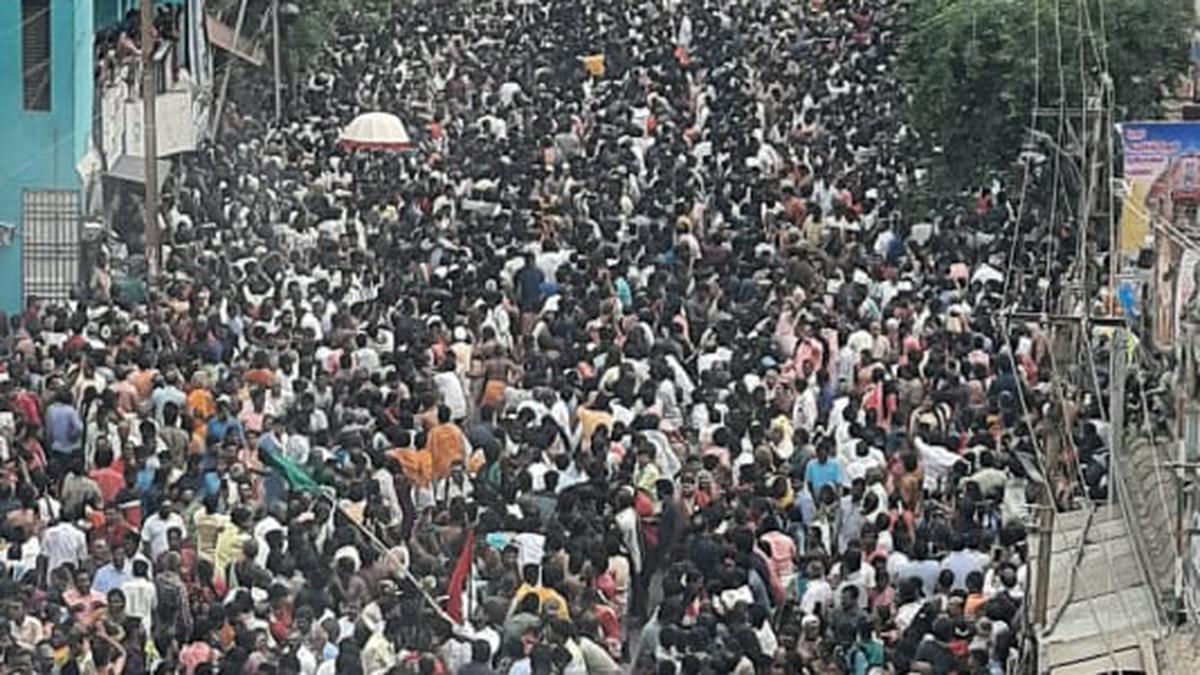 Devotees Celebrate ‘Aazhi Ther’ Festival at Sri Thyagarajaswamy Temple in Tiruvarur