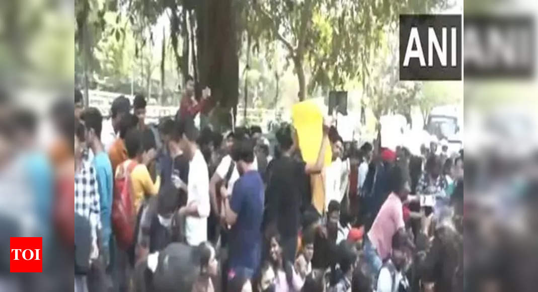 Bihar Intermediate Students Protest in Patna Over Discontinuation of Plus 2 Classes in Colleges