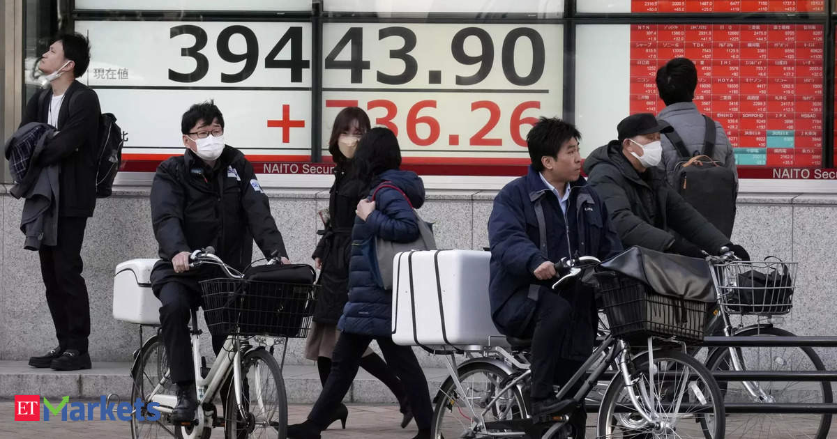 Asia Stocks Stumble on Risk-Off Mood, Oil Prices Climb