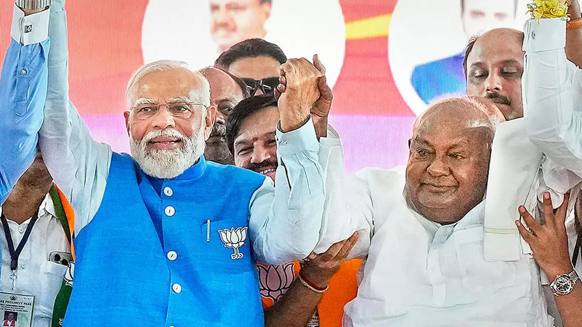 PM Modi and HD Deve Gowda show solidarity for Lok Sabha polls in Karnataka